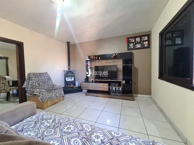 Sala de estar com lareira e decoração moderna em Lajeado.