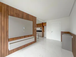 Sala de estar com painel de madeira e piso de mármore branco.