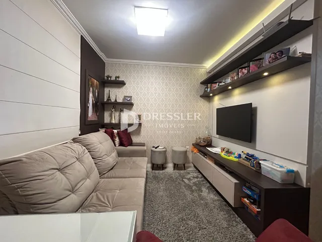 Sala de estar com sofá e estantes de madeira na residência.
