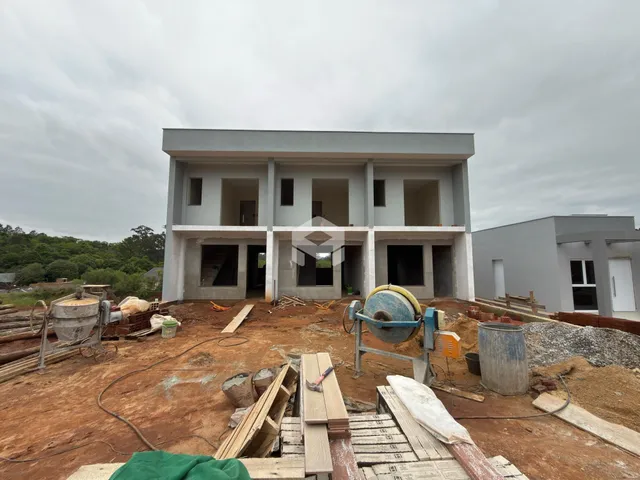 Vista externa de uma construção residencial em Lajeado, Brasil, com o terreno em terra.