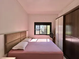 Quarto com cama e armários em um imóvel no Brasil.