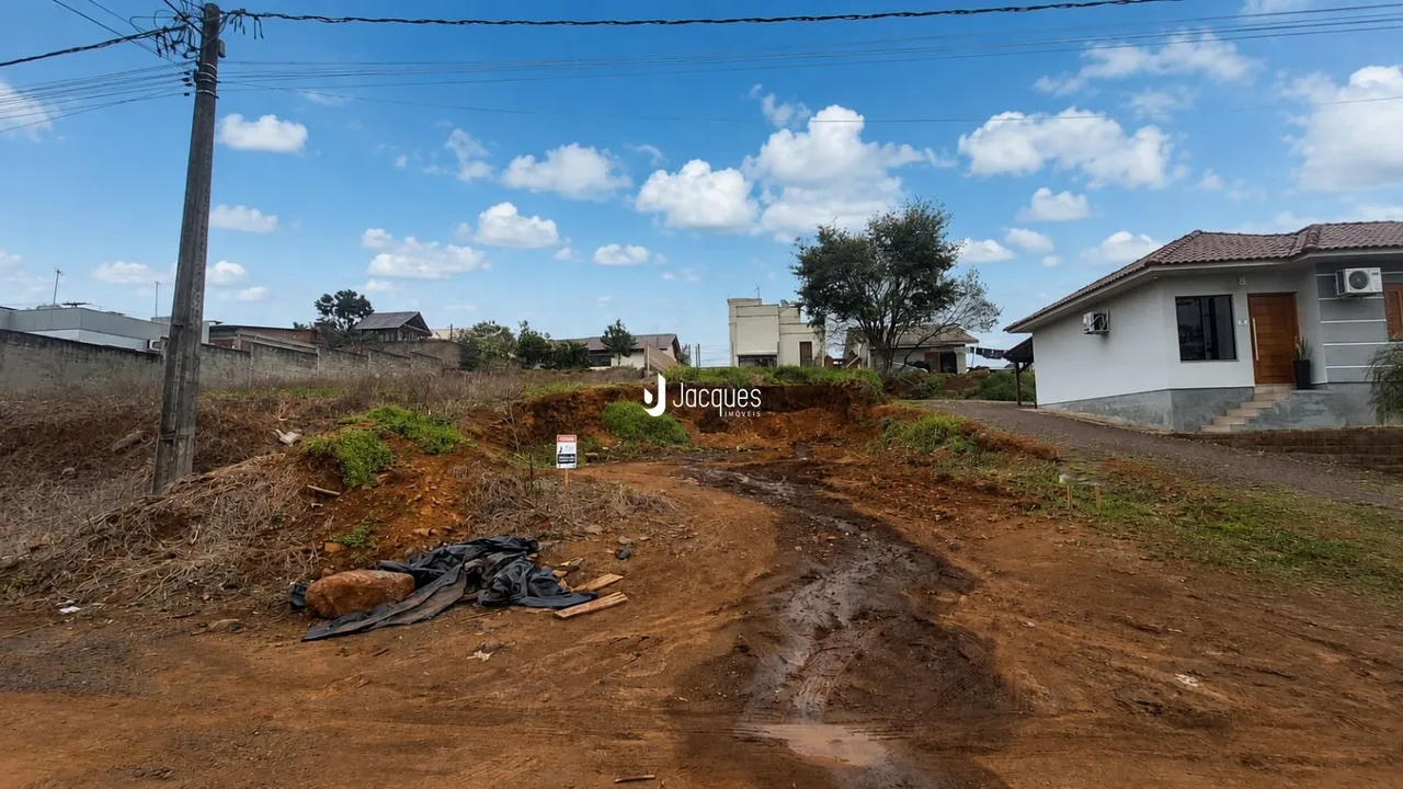 Paisagem de terra e vegetação em uma área de Lajeado, Brasil.