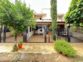 Fachada de uma residência em Lajeado, Brasil, com jardim e cerca.