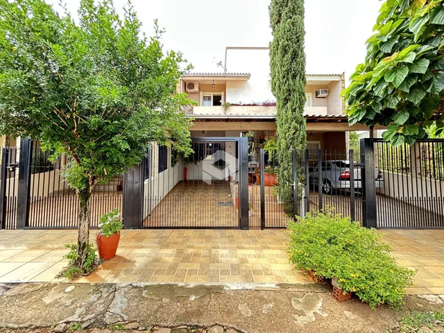 Fachada de uma residência em Lajeado, Brasil, com jardim e cerca.