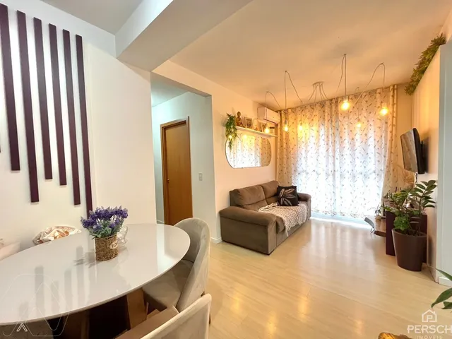 Sala de estar com sofá e mesa redonda em um apartamento.