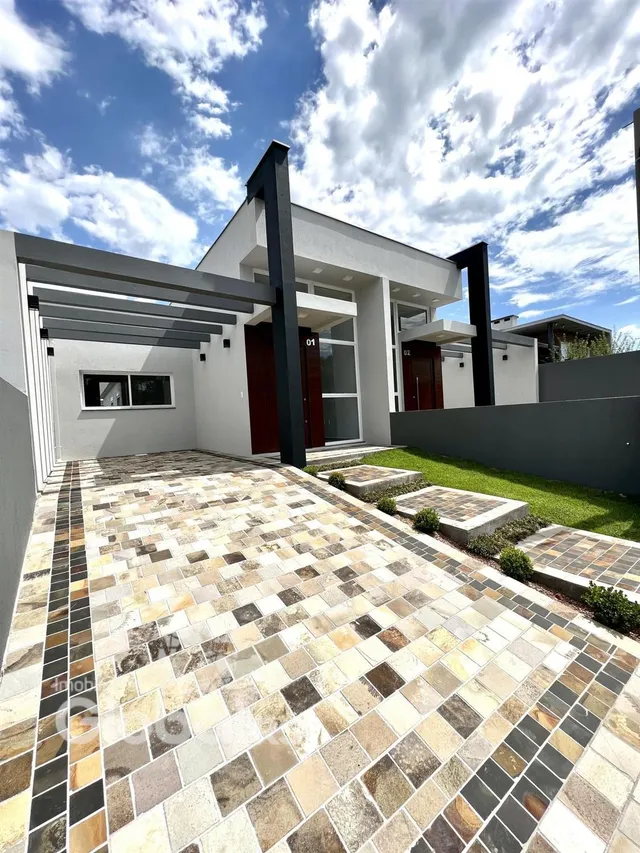 Fachada moderna de uma residência em Lajeado, Brasil, com piso de ladrilhos na frente.