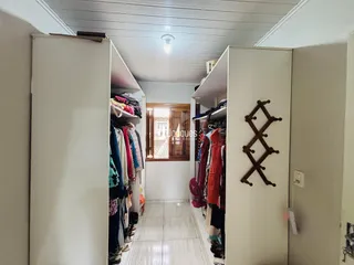 Hall de entrada com armários abertos.