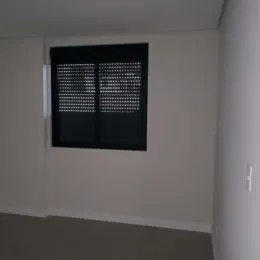Foto de uma parede interna clara de um imóvel.