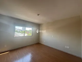 Sala de estar com piso de madeira e vista da cidade.