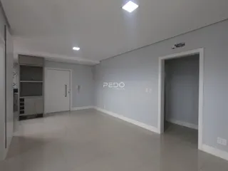 Hall de entrada com paredes cinzas e piso claro.