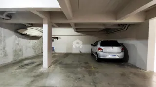 Vista interna de uma área de concreto com pilares e um veículo estacionado.