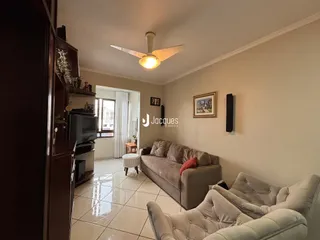 Sala de estar com sofá e móveis em um apartamento no Brasil.