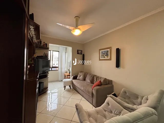 Sala de estar com sofá e móveis em um apartamento no Brasil.