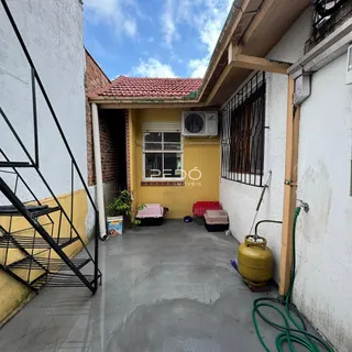 Vista de um pátio externo entre duas edificações em Lajeado.
