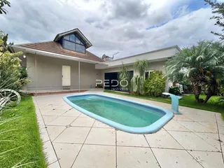 Vista externa de uma casa com piscina e jardim em Lajeado, Brasil.