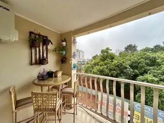 Vista da varanda com vista para a vegetação exuberante.