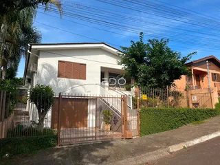 Fachada de uma casa em Lajeado, Brasil, com portão de ferro.
