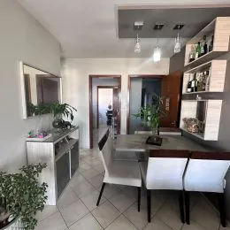 Esta é uma foto de um interior com espelho e armários em um imóvel.