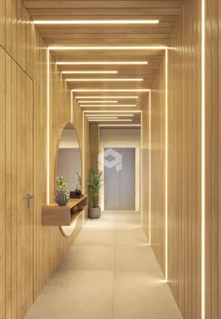 Um corredor interno com revestimento de madeira e iluminação embutida.