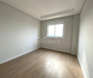 Ambiente interno com piso de madeira e janela.