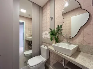 Foto de um banheiro com bancada e espelho em um imóvel.