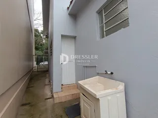 Hall de entrada estreito de uma residência em Lajeado.