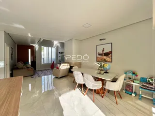 Sala de estar com piso de porcelanato claro e decoração moderna.