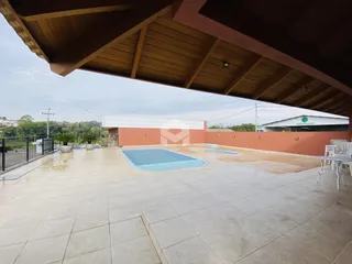 Vista de uma área externa com piscina e muro em Lajeado, Brasil.