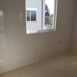 Foto de uma janela branca em um ambiente interno.
