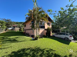 Foto da fachada de uma casa com jardim em Lajeado.