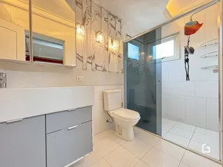 Foto de uma cozinha moderna com armários brancos e piso de cerâmica.