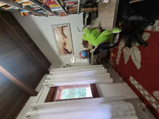 Vista interna de um cômodo com estantes e janela em Lajeado.