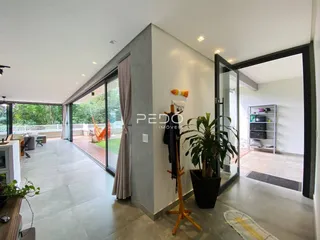 Sala de estar com portas de vidro que dão acesso a um pátio externo.