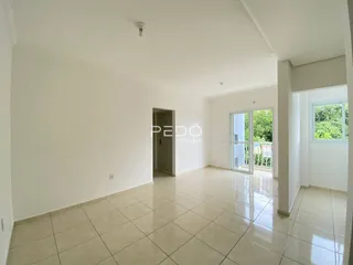 Ambiente interno de uma sala com piso de cerâmica clara.