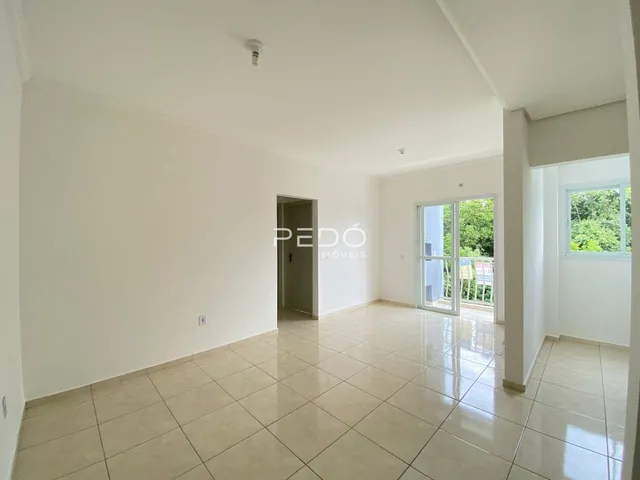 Ambiente interno de uma sala com piso de cerâmica clara.