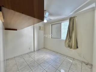 Ambiente interno de uma sala com piso de cerâmica clara e janela.