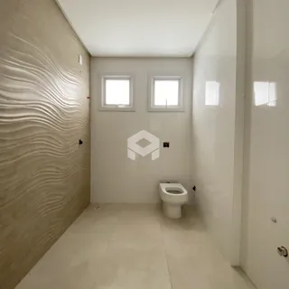 Foto de um ambiente interno com paredes texturizadas e piso claro.