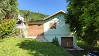 Fachada de uma casa em Lajeado, Brasil, com garagem e jardim gramado.