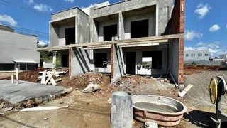 Fachada de uma construção residencial em Lajeado, Brasil, em fase de obra.