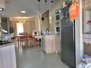 Imagem de uma sala de estar com piso de cerâmica e móveis de madeira.
