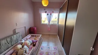 Quarto interno com cama e janela em um imóvel.