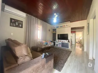 Sala de estar com sofá e teto de madeira.