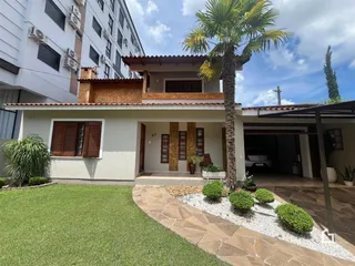 Fachada de uma residência em Lajeado, Brasil, com jardim frontal.