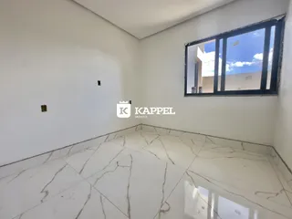 Sala de estar com piso de mármore e grande janela.