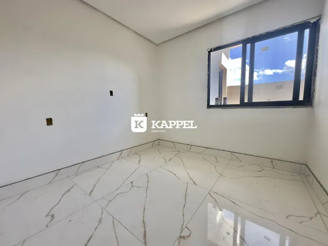 Sala de estar com piso de mármore e grande janela.