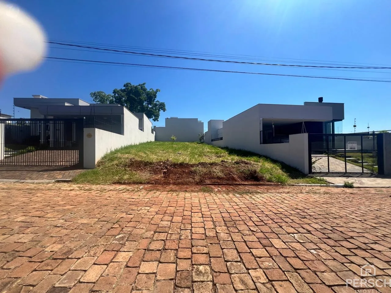 Fachada de uma residência moderna com jardim em Lajeado, Brasil.