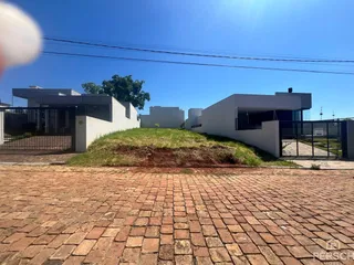 Fachada de uma residência moderna com jardim em Lajeado, Brasil.