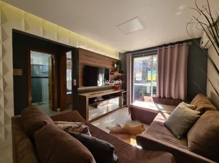 Sala de estar com sofá e porta de entrada em um imóvel no Brasil.