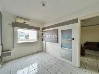 Sala de estar com piso de cerâmica e janela.