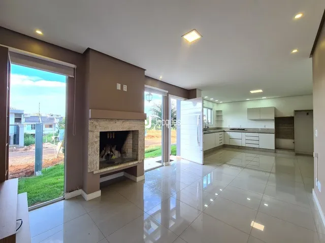 Sala de estar com lareira e porta de vidro que dá para o exterior.